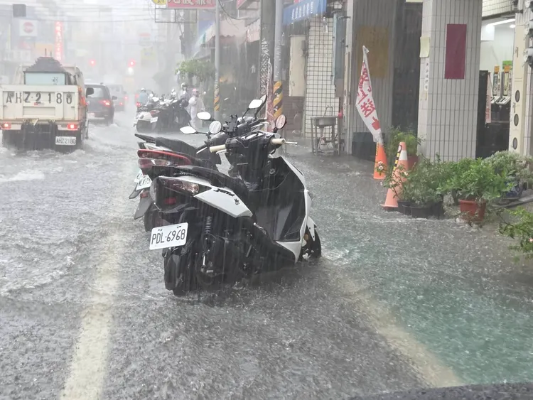彰化市區積水。民眾提供