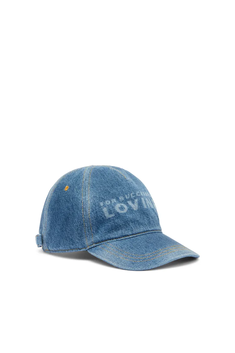DIESEL X TINDER丹寧棒球帽，6680元。品牌提供