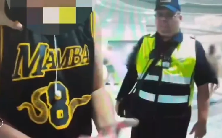 外籍男子身上球衣為NBA傳奇球星柯比·布萊恩(Kobe Bryant)黑曼巴紀念球衣。翻攝畫面