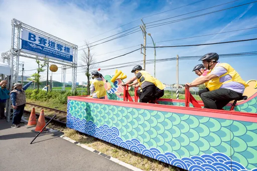 翻轉傳統！桃園「鐵道龍舟賽」吸80隊開跑　陸上行舟成端節新亮點