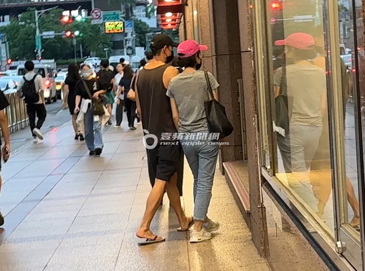 之後，米可白和孫綻步行到新光三越美食街吃晚餐。特勤中心攝