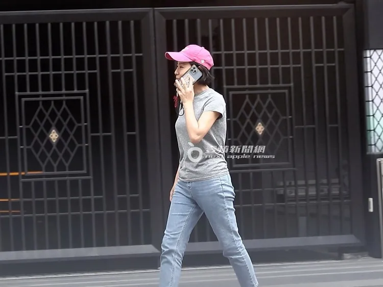沒多久，米可白戴粉紅帽子走出社區。特勤中心攝