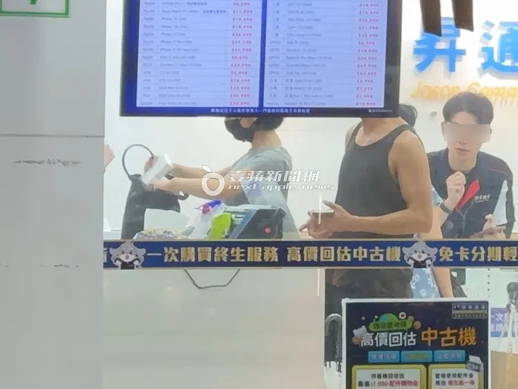 米可白回到通訊行取手機。特勤中心攝