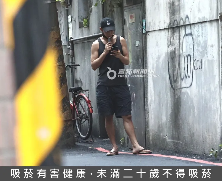 不久後，孫綻現身住宅旁的巷弄抽菸。特勤中心攝。