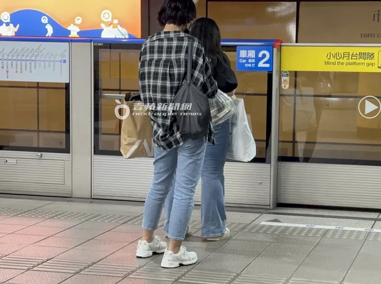 米可白獨自搭乘捷運板南線。特勤中心攝