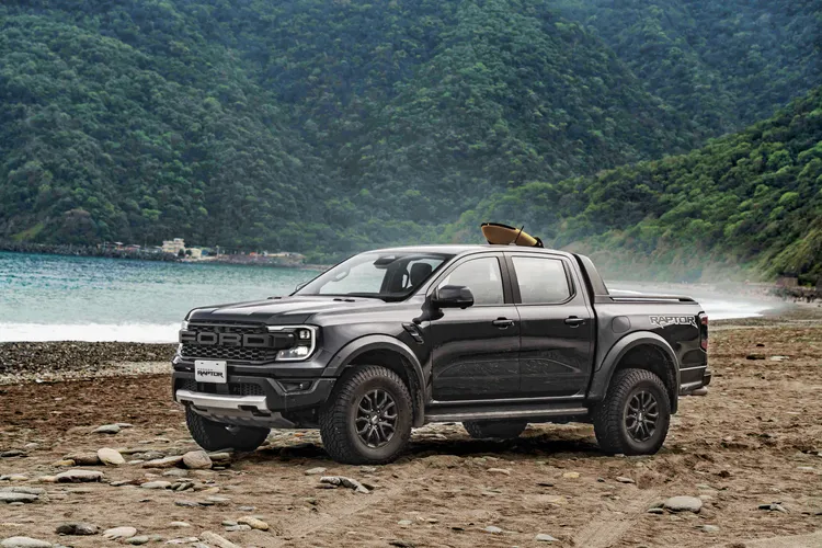 由Ford Performance操刀打造的Ranger Raptor，搭載3.0升V6雙渦輪引擎與FOX避震系統，展現強悍越野性能。業者提供