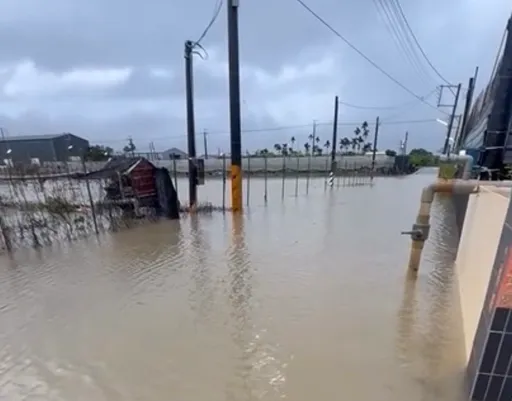 屏東雨彈狂炸　通勤民眾卡半路　驚呼「颱風進來了嗎？」