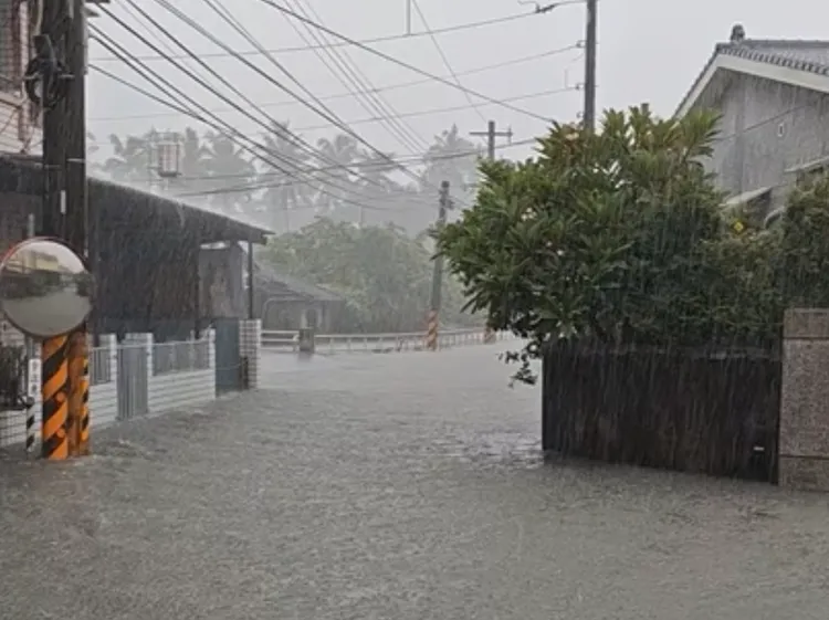 大雨狂下，有鄉代出門查看災情，看到淹水狀況望天興嘆。民眾提供