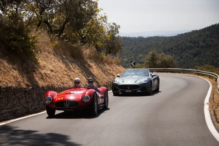 Maserati GranTurismo與GranCabrio車系將擔任官方支援車輛，並換上融合歷代三叉戟元素的百年紀念塗裝。業者提供