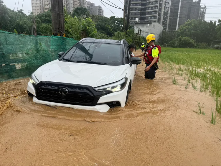 小客車受困。新竹縣消防局提供