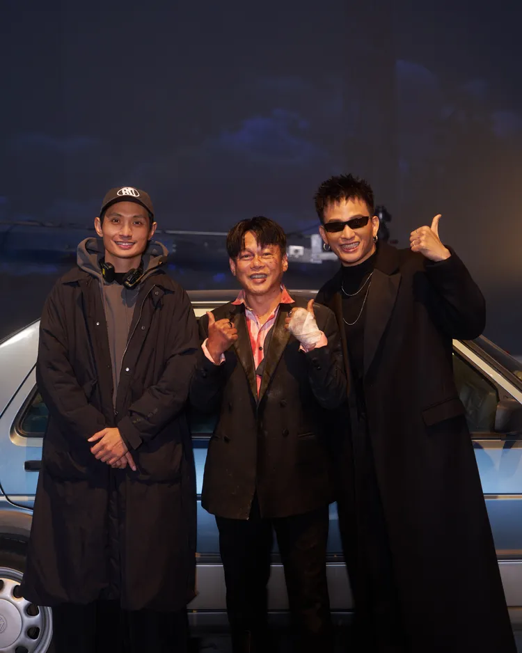 導演殷振豪(左起)、康生哥、黃奇斌開心合作。大可文武有限公司提供