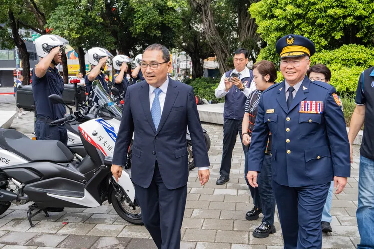 新北市長侯友宜與警察局長方仰寧共同校閱新購置警用汽機車。警方提供
