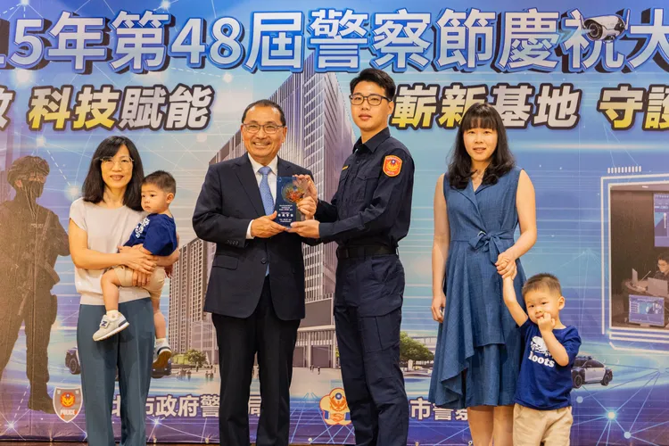 新北市長侯友宜於警察節慶祝大會中，頒贈模範警察獎座予刑事警察大隊偵查佐蔡瑞麒，並感謝警眷支持。警方提供