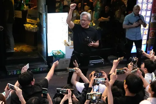 比明星還明星！黃仁勳為何圈粉韓國年輕世代？韓媒揭3大關鍵