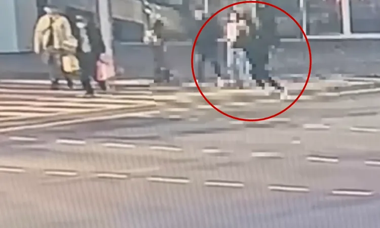 監視器畫面可見街頭僅有男子一人在人行道上狂奔，並無所謂10多人追砍。翻攝畫面