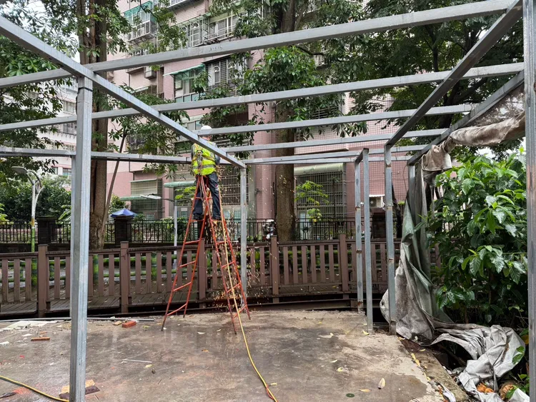 違章鐵皮屋遭拆除。翻攝畫面