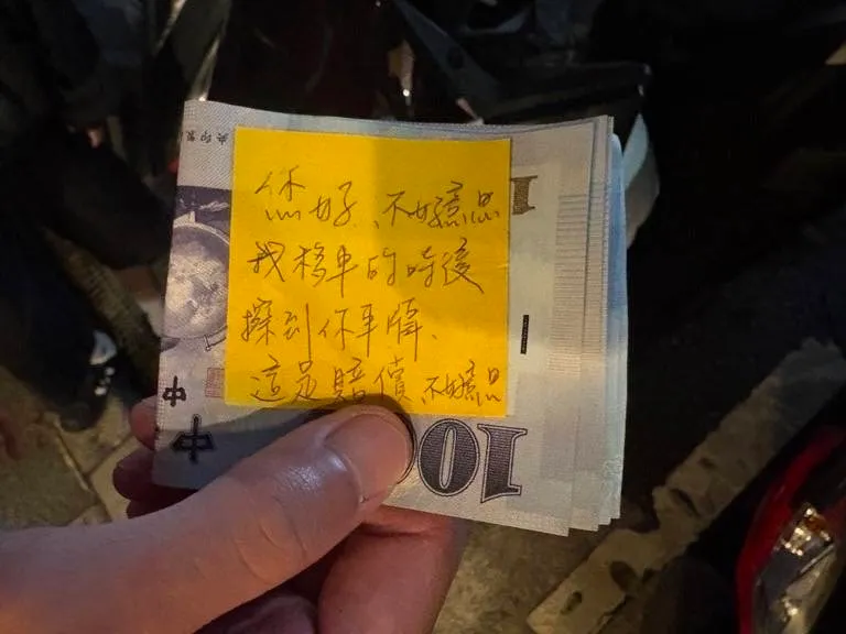 女騎士撞倒停放機車「留紙條與現金」道歉　被害車主傻眼！警仍依肇逃偵辦