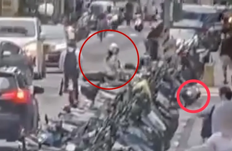 女騎士(圖左)停車時撞倒停車內另一輛機車(圖右)，造成受損，卻留下道歉字條與現金就離開現場。翻攝畫面
