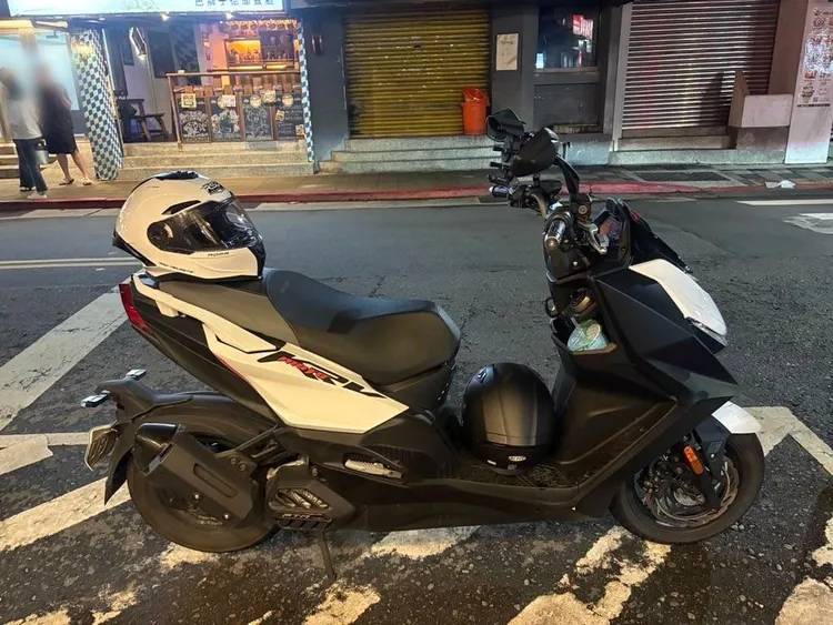 王姓男子機車多處受損，警方調閱周邊監視器及相關影像，已掌握涉案車輛資訊，後續將通知車主到案說明。翻攝畫面