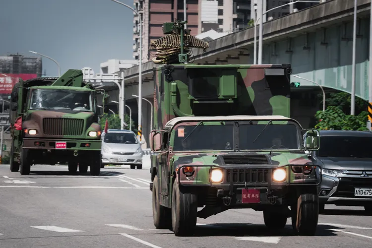 國軍22日展開一連5天「立即備戰操演」，圖為269旅機動數位微波車於青埔台31號道路戰備偵巡。中央社