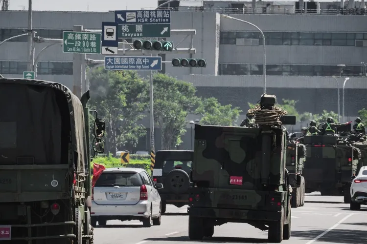 國軍22日展開一連5天「立即備戰操演」，圖為269旅軍用車輛於青埔台31號道路戰備偵巡。中央社