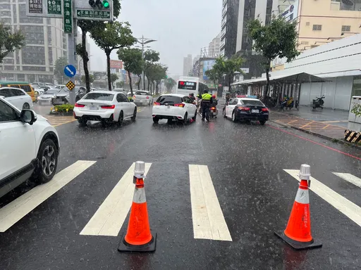 自小客碰撞斑馬線路人！未禮讓行人重罰5位數　還要吊扣駕照