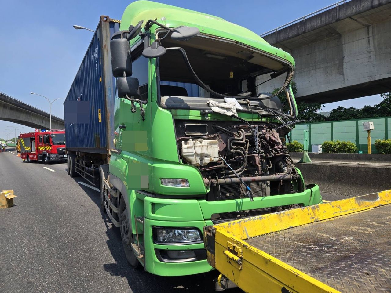 國道圓山段貨櫃車猛撞砂石車慘烈畫面曝!駕駛受困送醫 北上紫爆塞8公里