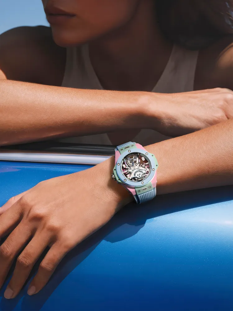 HUBLOT BIG BANG SUMMER 粉彩陶瓷陀飛輪腕錶，44mm，微噴砂與拋光處理「晨曦粉」及「薄荷綠」高科技陶瓷錶殼，透明粉紅藍寶石水晶面盤，天空藍、薄荷綠、晨曦粉橡膠錶帶（內襯白色橡膠），HUB6035自製自動上鍊陀飛輪機芯，動力儲72小時，防水深度30米，全球限量10只，349萬4000元。品牌提供 