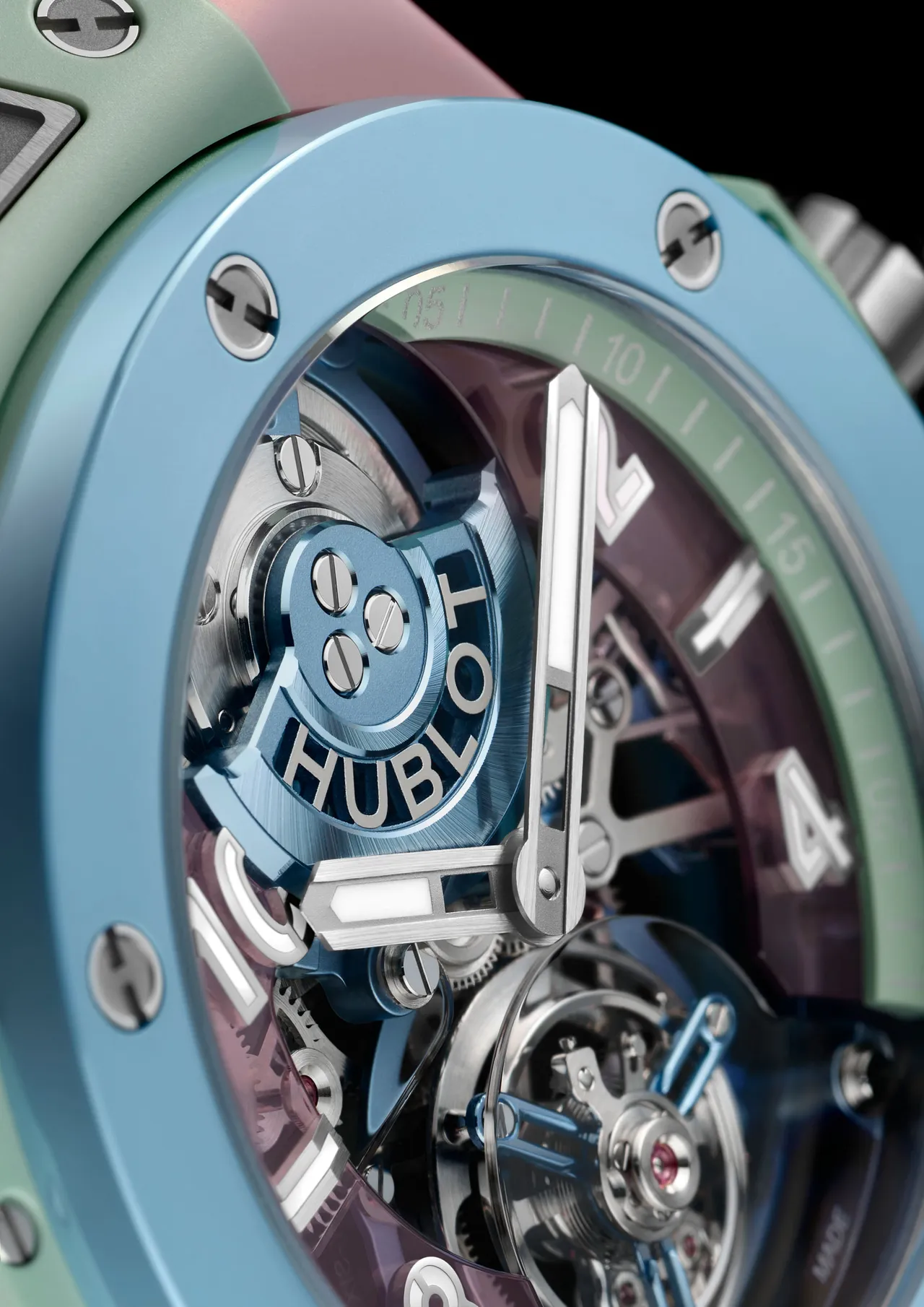HUBLOT BIG BANG SUMMER 粉彩陶瓷陀飛輪腕錶，44mm，微噴砂與拋光處理「晨曦粉」及「薄荷綠」高科技陶瓷錶殼，透明粉紅藍寶石水晶面盤，天空藍、薄荷綠、晨曦粉橡膠錶帶（內襯白色橡膠），HUB6035自製自動上鍊陀飛輪機芯，動力儲72小時，防水深度30米，全球限量10只，349萬4000元。品牌提供 