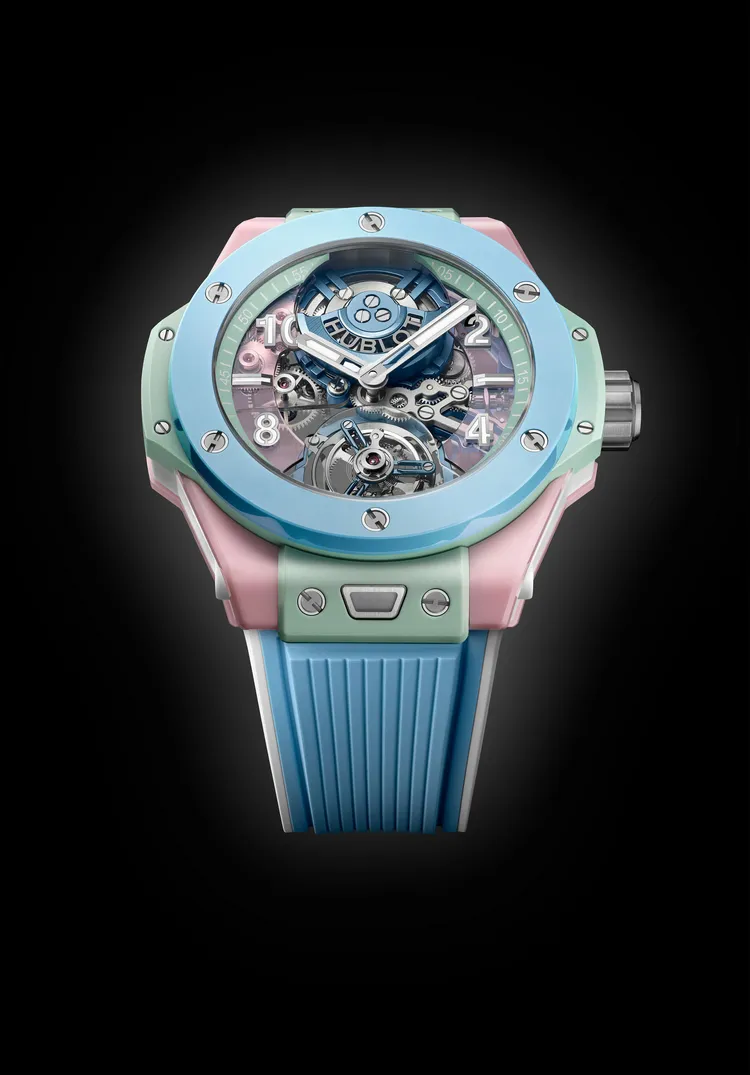 HUBLOT BIG BANG SUMMER 粉彩陶瓷陀飛輪腕錶，44mm，微噴砂與拋光處理「晨曦粉」及「薄荷綠」高科技陶瓷錶殼，透明粉紅藍寶石水晶面盤，天空藍、薄荷綠、晨曦粉橡膠錶帶（內襯白色橡膠），HUB6035自製自動上鍊陀飛輪機芯，動力儲72小時，防水深度30米，全球限量10只，349萬4000元。品牌提供 