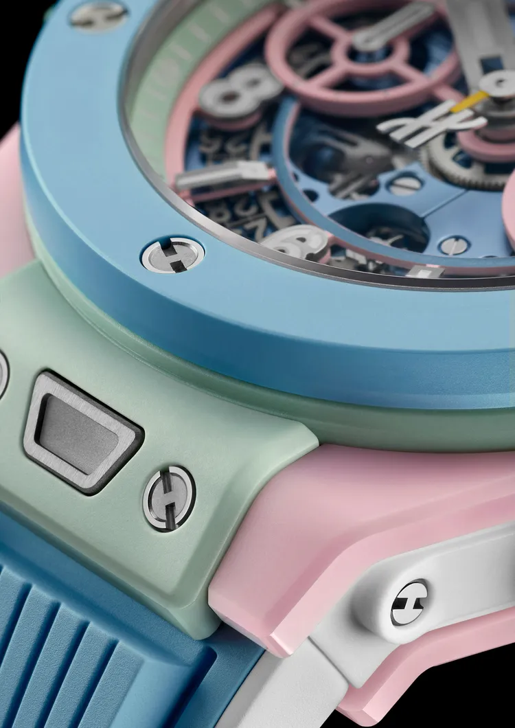 HUBLOT BIG BANG SUMMER粉彩陶瓷計時碼錶，42mm，微噴砂與拋光處理「晨曦粉」及「薄荷綠」高科技陶瓷錶殼，晨曦粉與薄荷綠雙色鏤空面盤，天空藍、薄荷綠、晨曦粉橡膠錶帶（內襯白色橡膠），HUB1280 UNICO自製自動上鍊飛返計時機芯，動力儲存72小時，防水深度100米，全球限量200只，101萬7000元。品牌提供 