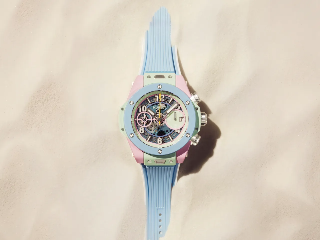 HUBLOT BIG BANG SUMMER粉彩陶瓷計時碼錶，42mm，微噴砂與拋光處理「晨曦粉」及「薄荷綠」高科技陶瓷錶殼，晨曦粉與薄荷綠雙色鏤空面盤，天空藍、薄荷綠、晨曦粉橡膠錶帶（內襯白色橡膠），HUB1280 UNICO自製自動上鍊飛返計時機芯，動力儲存72小時，防水深度100米，全球限量200只，101萬7000元。品牌提供 
