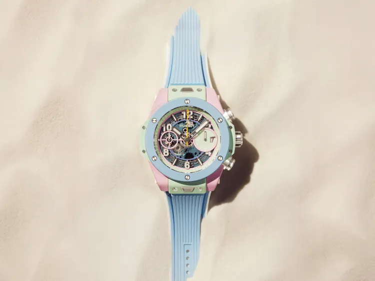 HUBLOT BIG BANG SUMMER粉彩陶瓷計時碼錶，42mm，微噴砂與拋光處理「晨曦粉」及「薄荷綠」高科技陶瓷錶殼，晨曦粉與薄荷綠雙色鏤空面盤，天空藍、薄荷綠、晨曦粉橡膠錶帶（內襯白色橡膠），HUB1280 UNICO自製自動上鍊飛返計時機芯，動力儲存72小時，防水深度100米，全球限量200只，101萬7000元。品牌提供 