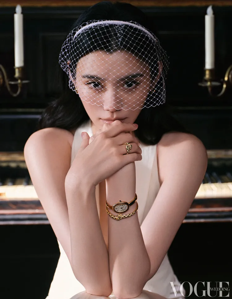 奚夢瑤以self-portrait掛脖式緞面連身裙搭配復古新娘頭紗。翻攝《VOGUE》微博