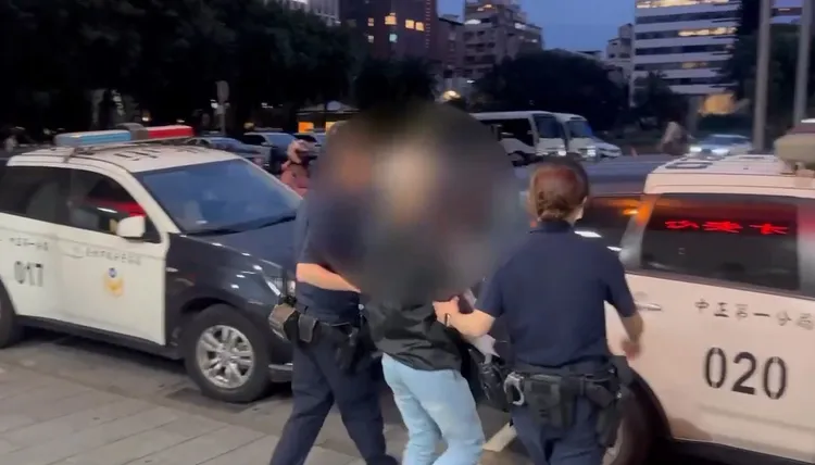 警方將她移送。翻攝畫面