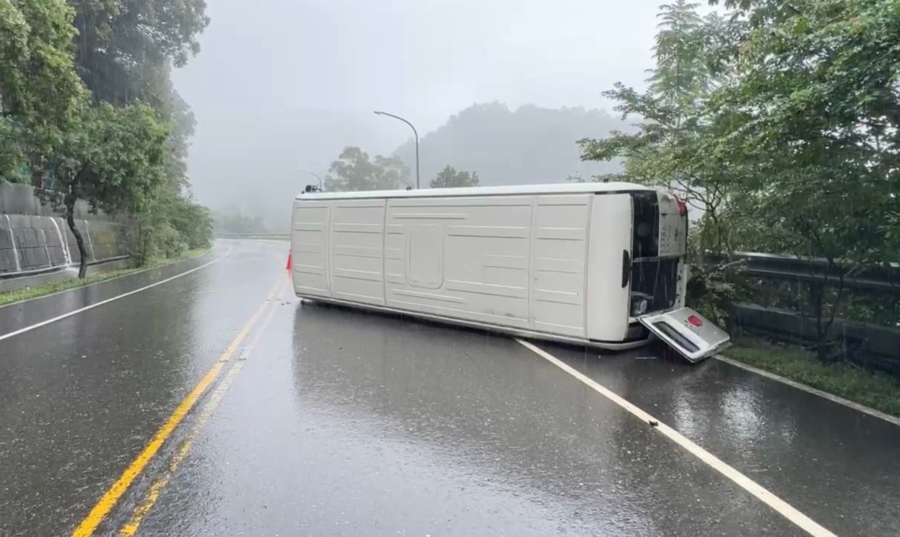 雨彈狂轟北台灣!金山小巴失控側翻 車內2人受傷送醫