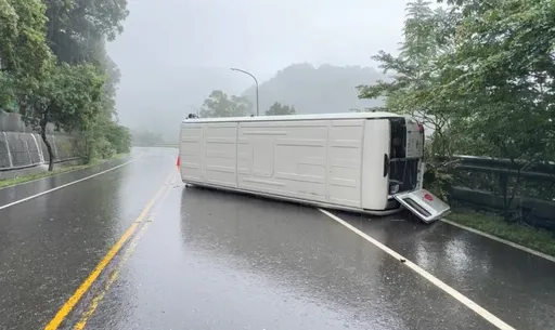雨彈狂轟北台灣！金山小巴失控側翻　車內2人受傷送醫