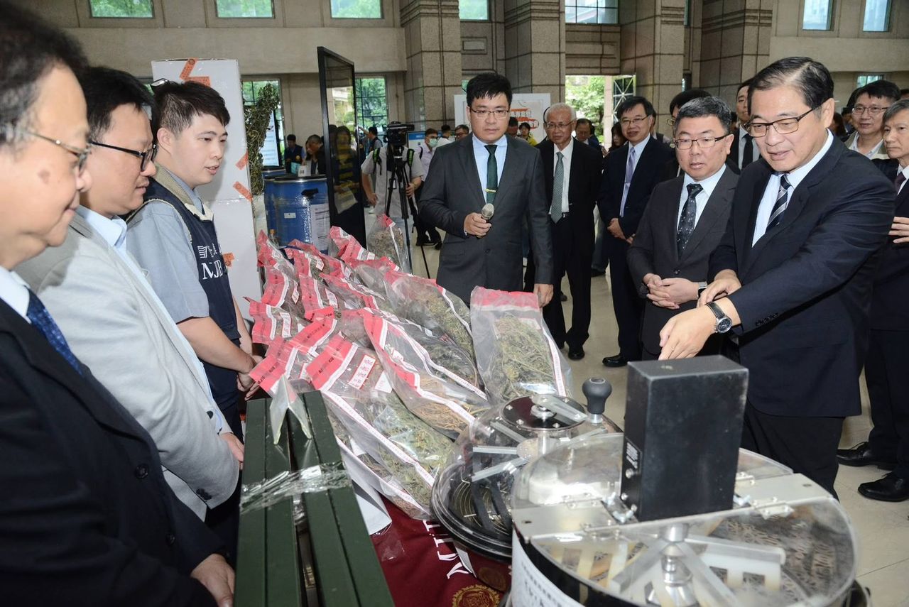 偵破空運走私依托咪酯案及大麻工廠!橋檢李侃穎榮獲行政院緝毒有功表揚