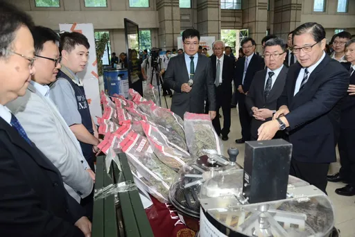 偵破空運走私依托咪酯案及大麻工廠！橋檢李侃穎榮獲行政院緝毒有功表揚