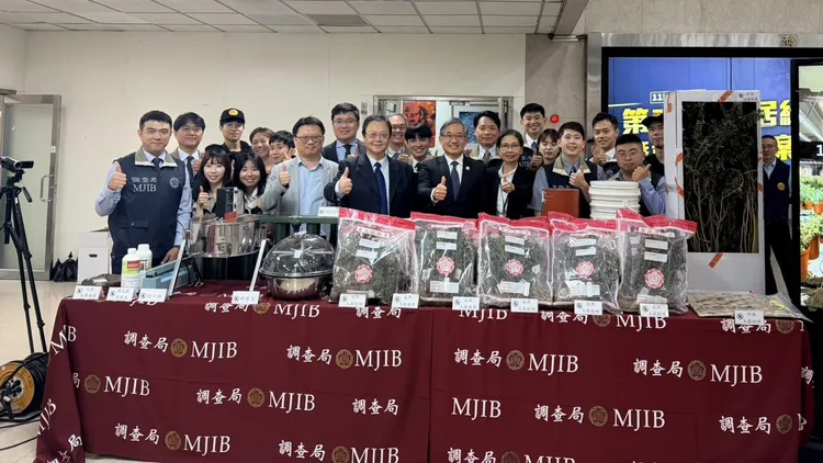 偵破大麻工廠案記者會，郭景東檢察長、施家榮主任檢察官、李侃穎檢察官(後排左5)及調查局長陳白立、調查局同仁合影。橋檢提供