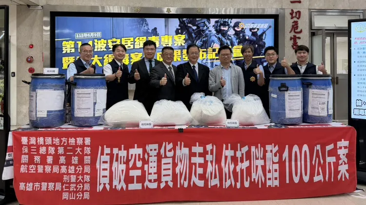郭景東檢察長、施家榮主任檢察官、李侃穎檢察官(左3)、保三總隊同仁合影。橋檢提供