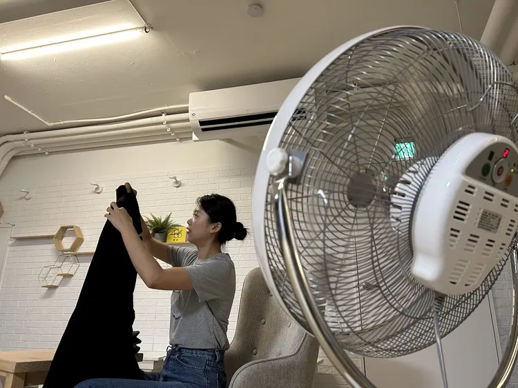 冷氣搭配循環扇更快冷房也更省電。資料照片
