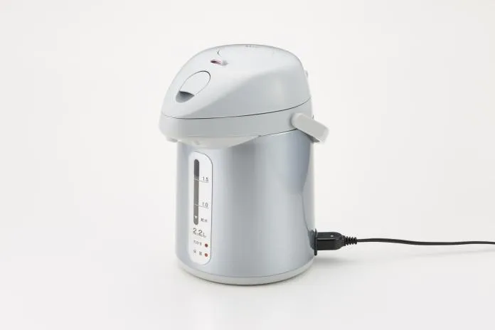 電熱水瓶與開飲機長時間保溫非常耗電，建議改用快煮壺搭配保溫壺。示意圖