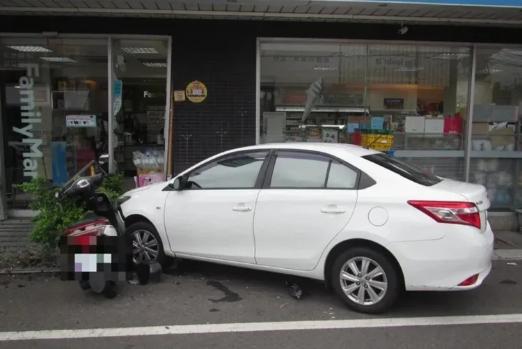 郭姓男子當時站在機車旁，被轎車撞個正著，全身多處擦挫傷，送醫後幸無生命危險。警方提供