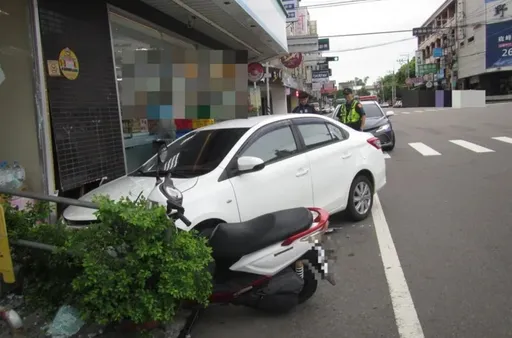 油門當煞車踩！轎車迴轉變暴衝　撞超商波及路人1傷送醫