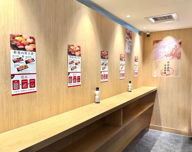 立食區位於餐點展示櫃後方，讓消費者享受現場製作的美味壽司。業者提供
