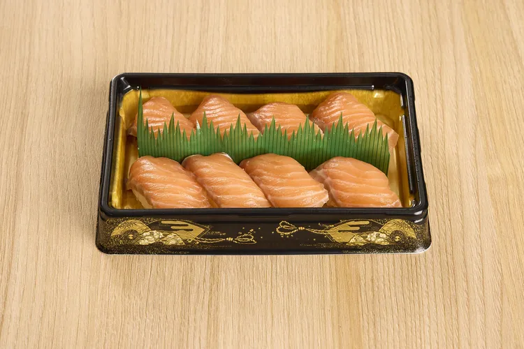 第2名生鮭魚8貫（250元）。業者提供
