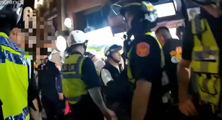 淡水警方於遶境現場維持秩序。翻攝畫面