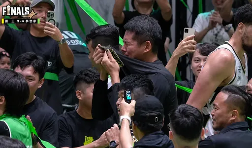 李德威板凳坐好做滿奪冠卻爆哭　網友點不意外：他曾扛起夢想家禁區