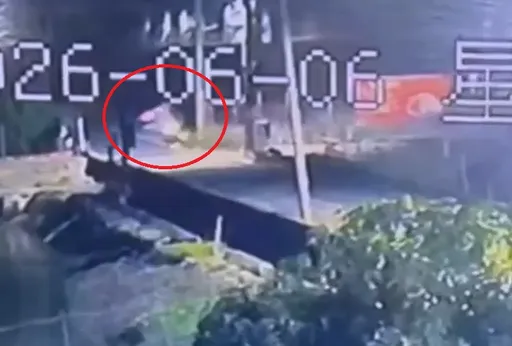 高雄紅牌重機不明原因自摔　人車「翻滾」畫面曝！騎士傷重不治